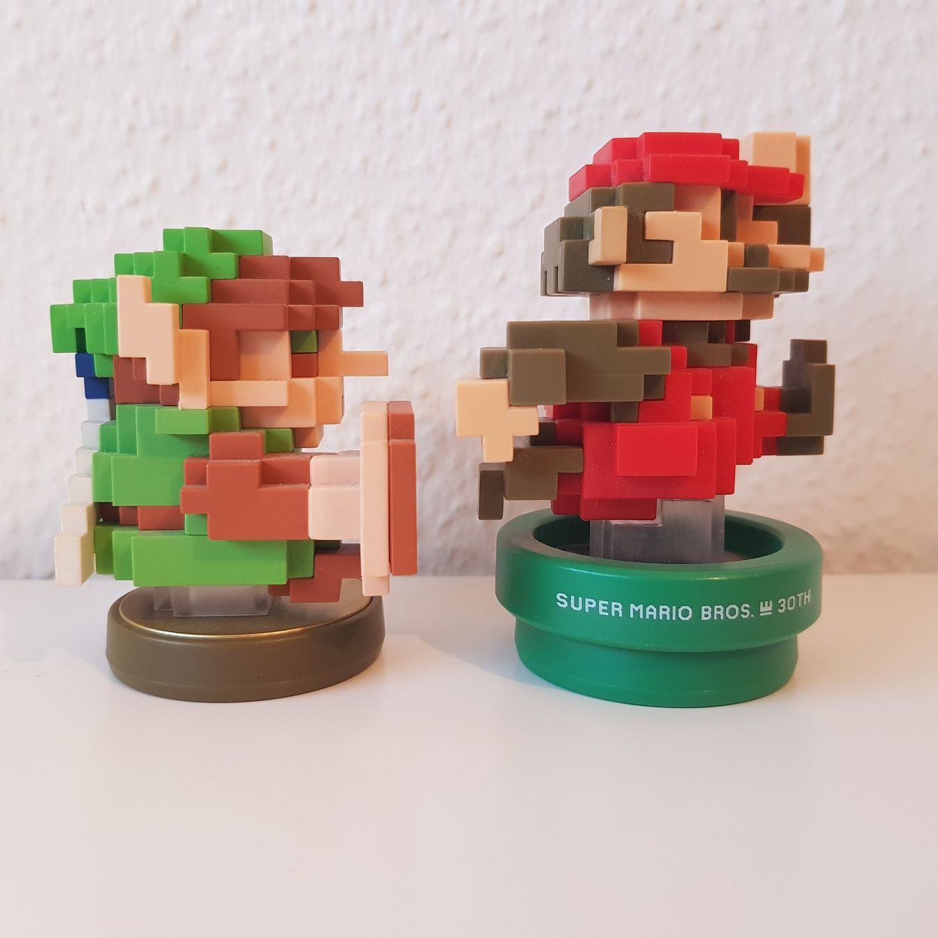 Nintendo Spiele: Amiibo Figuren 8-bit Link & Super Mario – Gebraucht aus Münchenstein von 2DGames 3