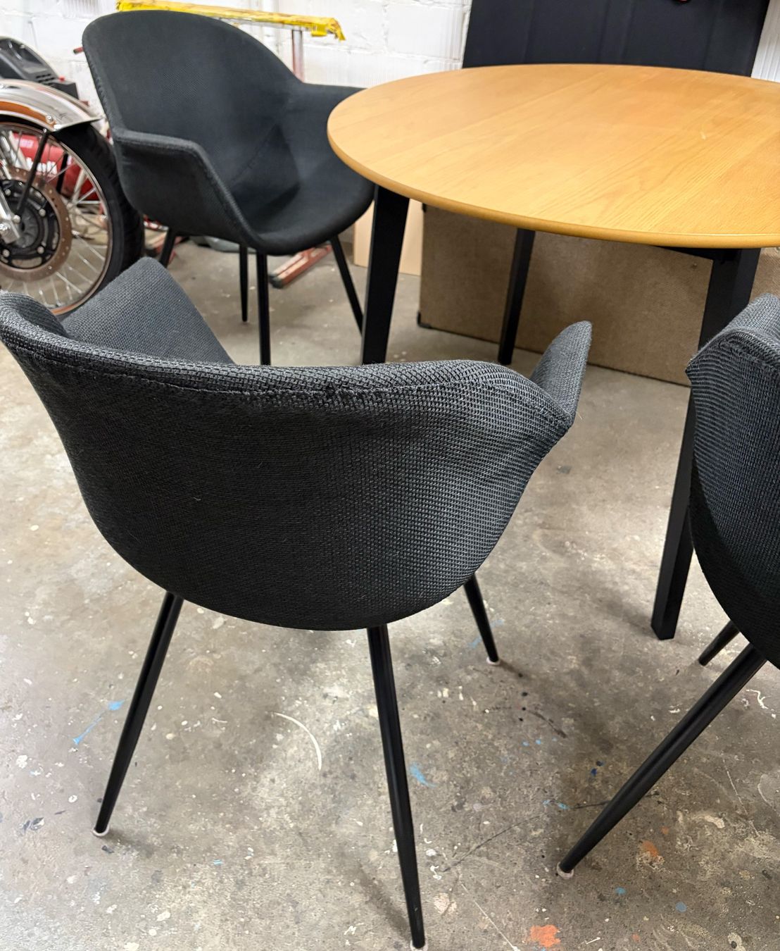Jysk Tischset: Runder Tisch und 3 Stühle – Gebraucht aus uetendorf von madadrian 3