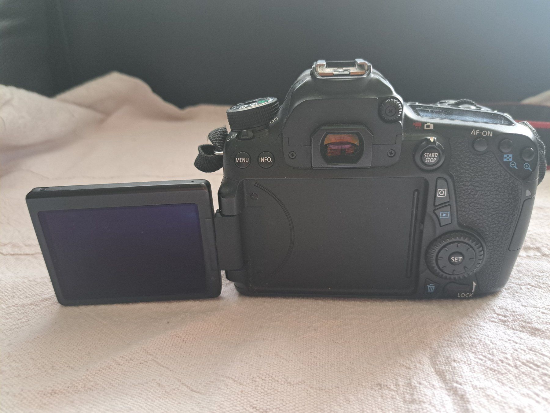 Canon Fotocamera: Canon EOS 70D 20.2MP DSLR - 18-135MM ZOOM LENS - CAMERA BAG – Usato da Lausanne venduto da Sunny_tape 5