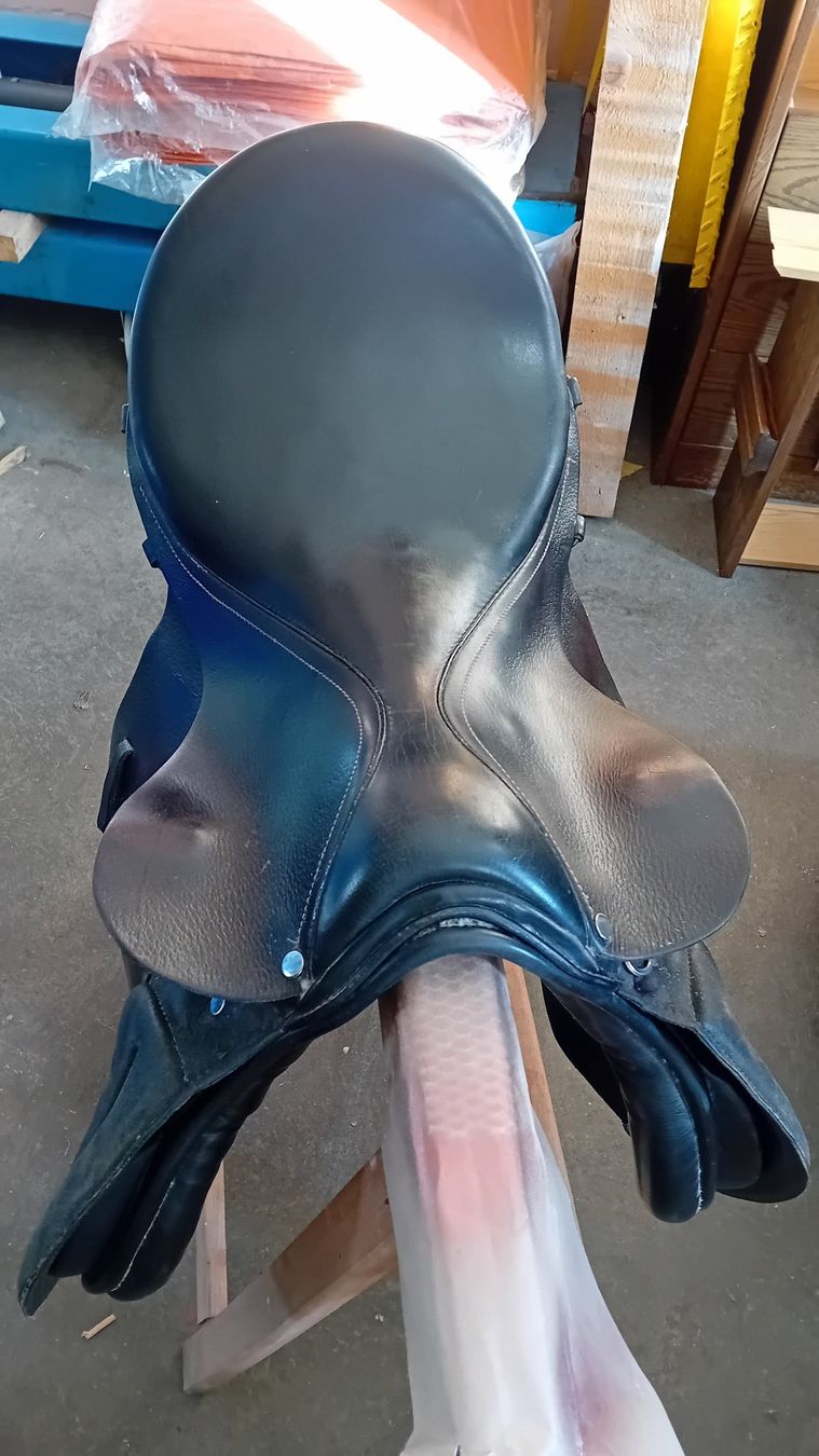 Selle & Accessori: Schöner schwarzer Sattel – Usato da Grenchen venduto da TH2000