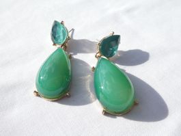 Grosse Ohrstecker mit grünen Glassteinen, Modeschmuck