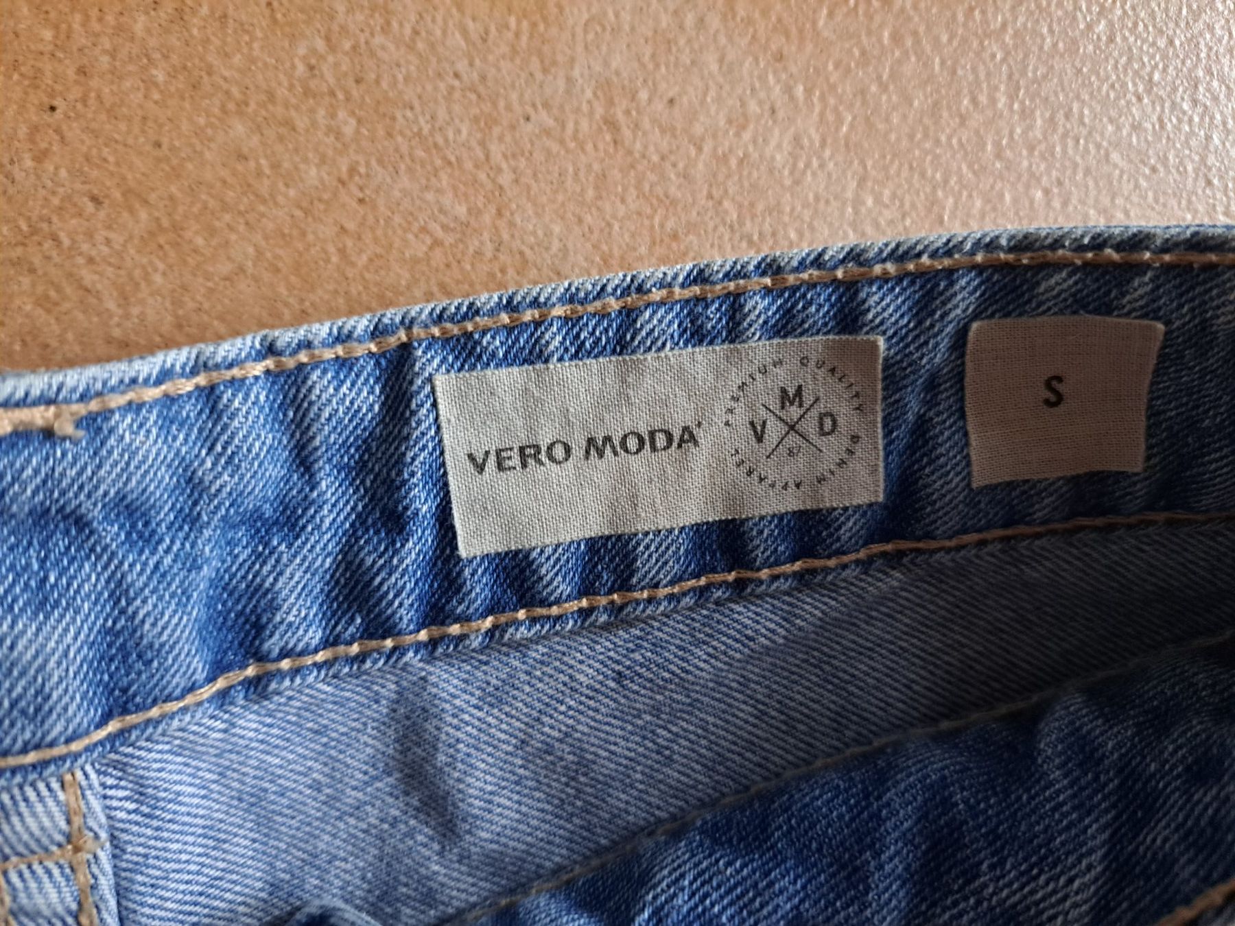 Vero Moda Jeans: Highwaist Jeans Shorts Vero Moda – Usato da Neuhausen venduto da carmen_jill 1