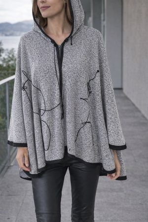 Poncho in lana con Cappuccio e Ricami Artistici