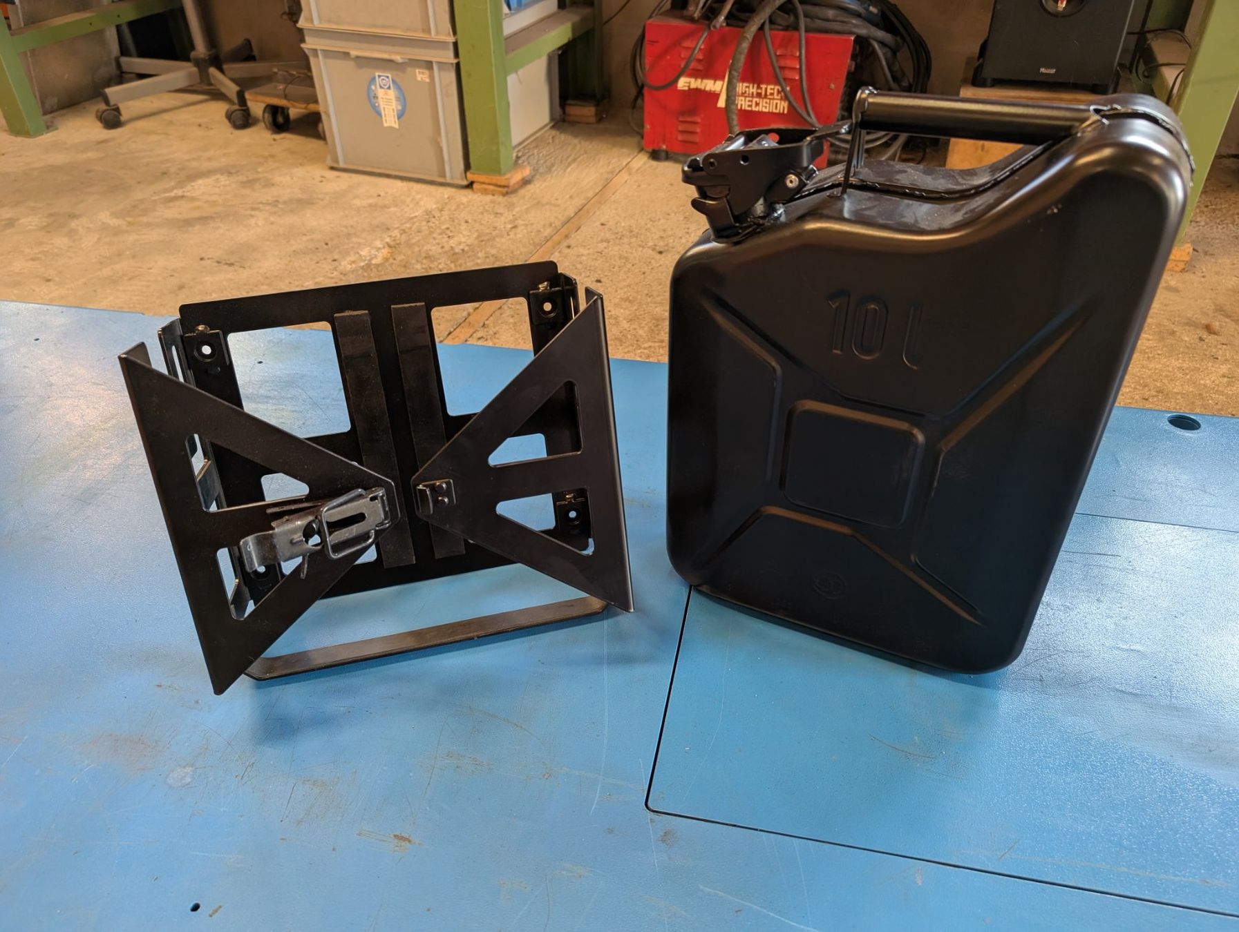 Benzinkanister: 10l Benzinkanister mit Halter – Neu (gemäss Beschreibung) aus Hinwil von Maxman02 1