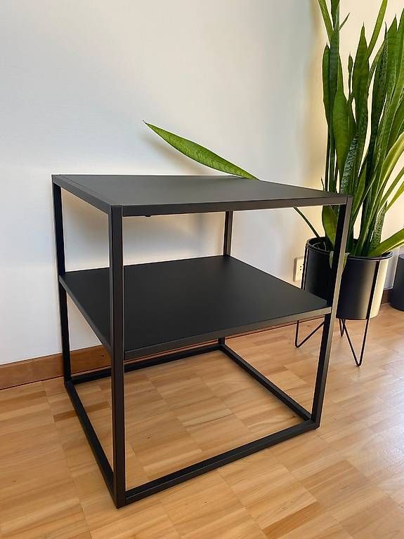 Comodini: Black metal bedside table with shelf – Nuovo e nell'imballaggio originale da Nyon venduto da ako_k6ln 1