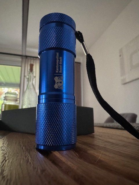 Lampade: Neu: Taschenlampe mit Logo – Nuovo e nell'imballaggio originale da Büsserach venduto da Hot_Shots 1