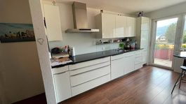 Gepflegte Einbauküche mit Miele-Geräten und Sitzecke