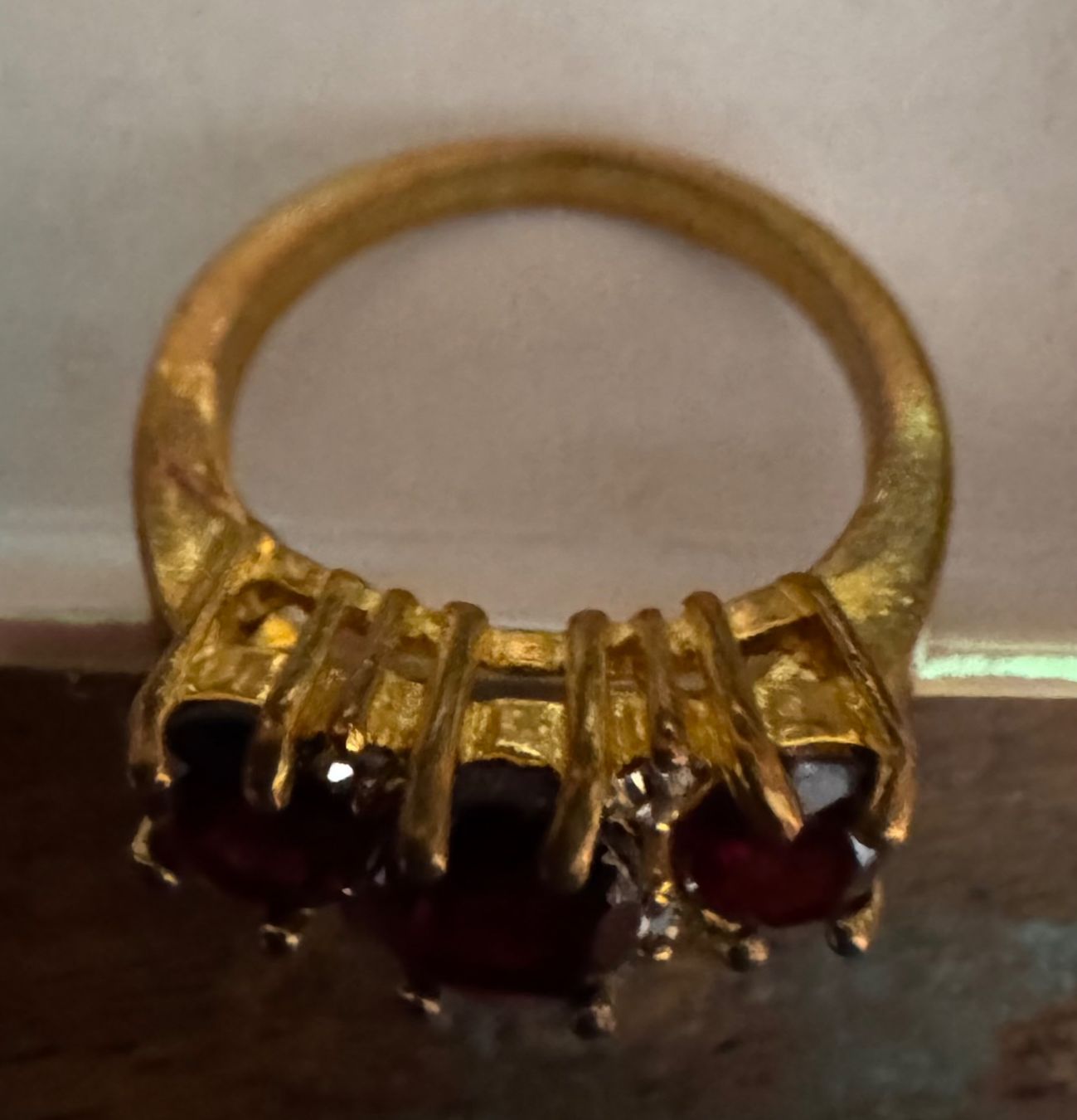 Ringe: Antiker Ring mit Granaten vermutlich 375 Gold – Gebraucht aus Grabs von Dekostuebli 1
