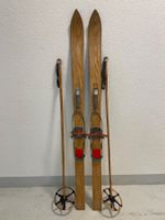 Ski (K 25), Holzski von ca.1960 in gutem Zustand mit Stöcken