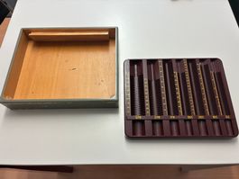 Klassische Schweizer Münzsortier‑ und Aufbewahrungsbox