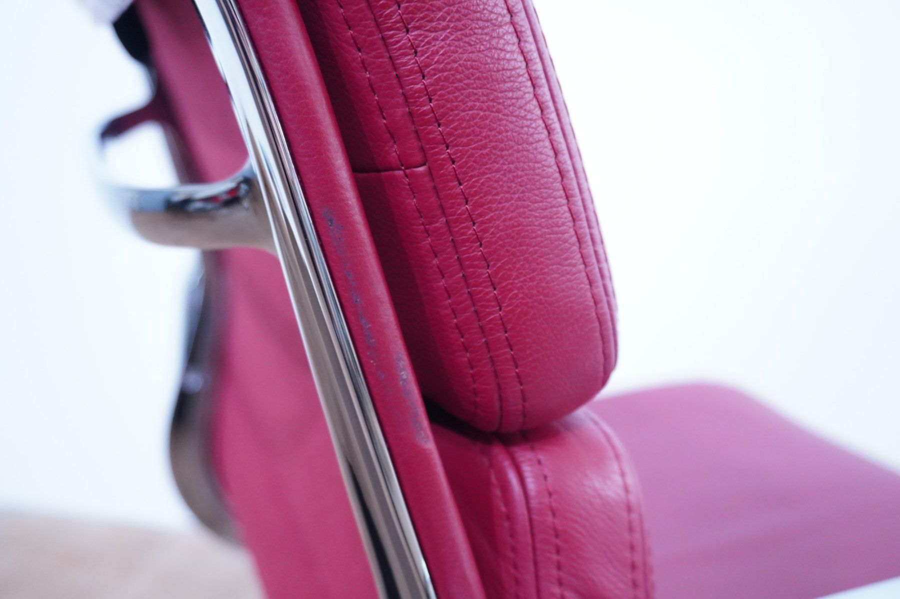 Vitra Sedie: Vitra Eames Soft Pad Chair EA217 Leder rot – Usato da Bad Zurzach venduto da QLASSIQ 7