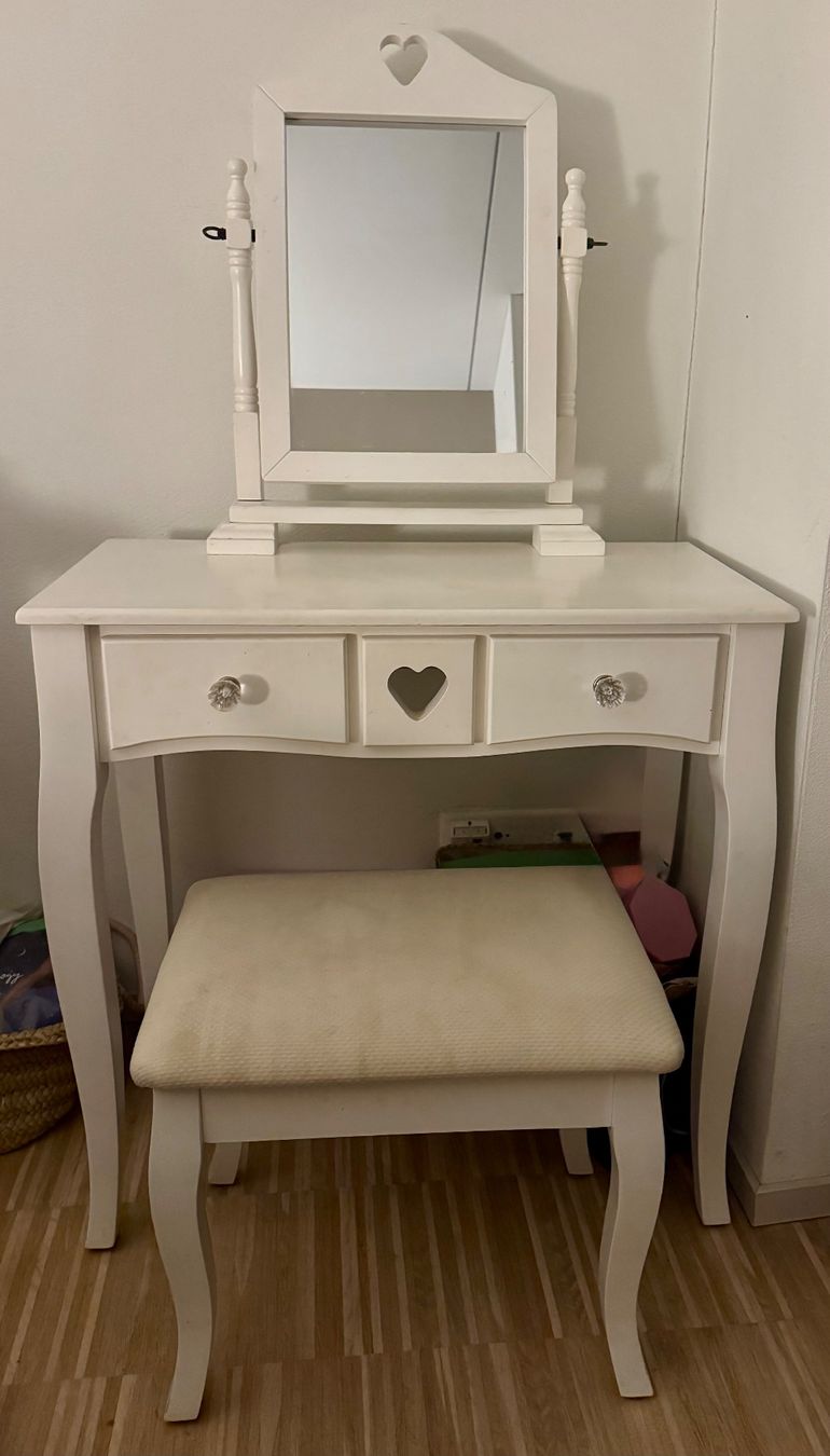 Tavoli da trucco: Dressing Table with Mirror & Chair – Usato da Jona venduto da amy_pjw