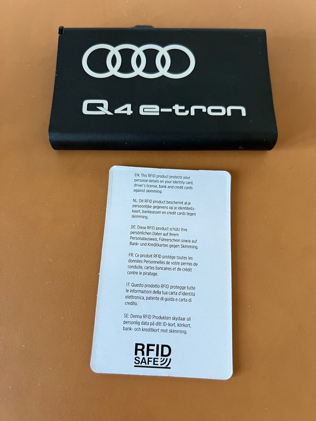 Portafogli: Cardholder Audi Aluminum Neu – Nuovo e nell'imballaggio originale da Unterseen venduto da Fruchtfleisch 7