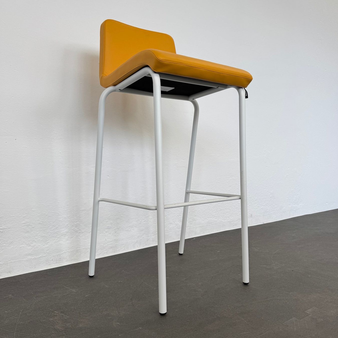 Sgabelli: Steelcase B Free Barhocker - Leder Gelb – Usato da Schönenwerd venduto da mcofficeshop 5