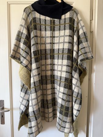 Kuscheliger warmer Winter-Poncho mit Karomuster, neuwertig!