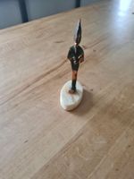 Figur mit Marmostein