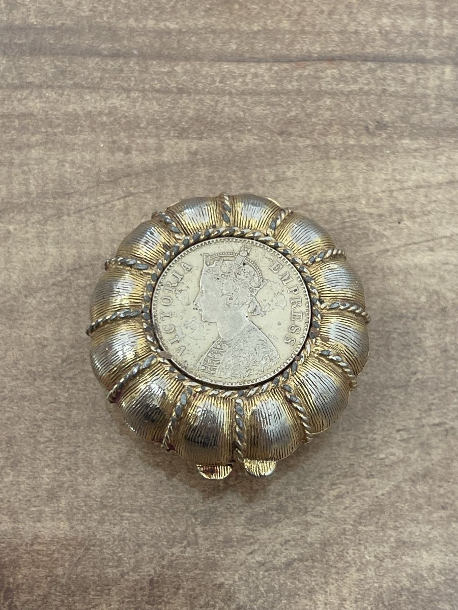 Make-up: Estee Lauder compact coin Victoria Empress good condition – Usato da Schlieren venduto da Norauro 4