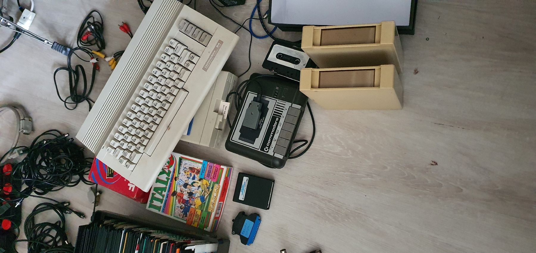 Commodore PCs: Commodore C64 neuere version+ laufwerk – Gebraucht aus Muri AG von Jeromia