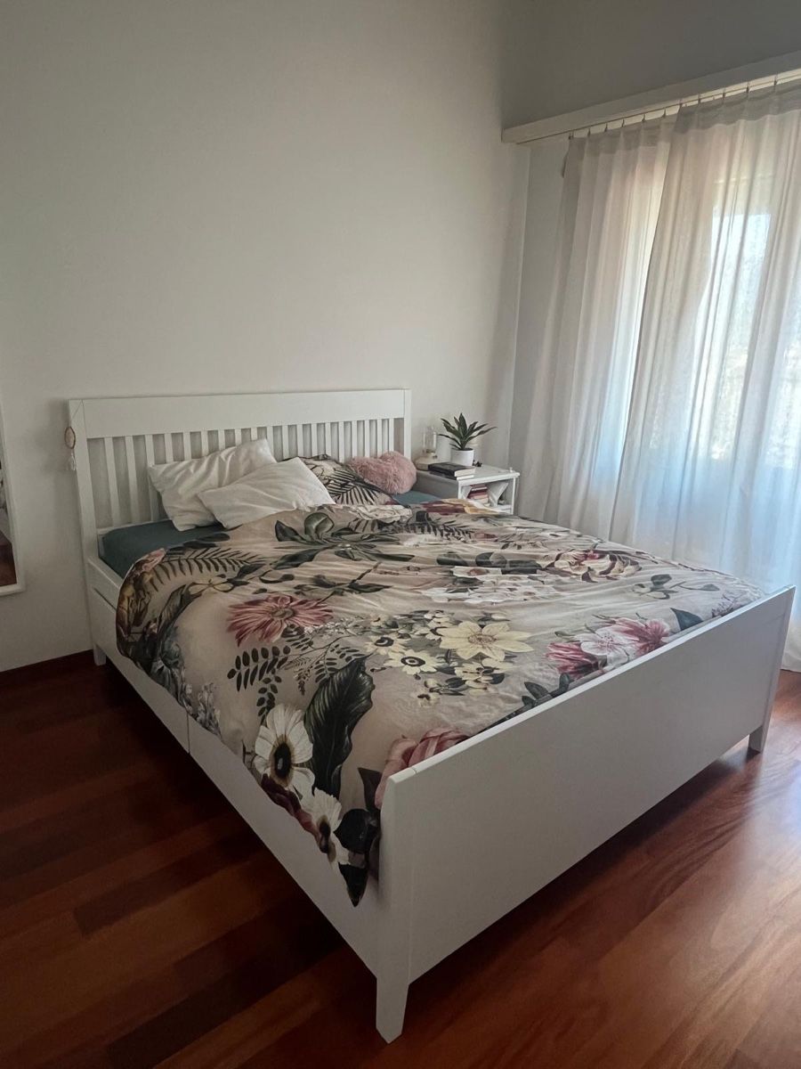 Letti: Bett mit Matratze und einem Nachttisch  – Usato da Luzern venduto da Deissen