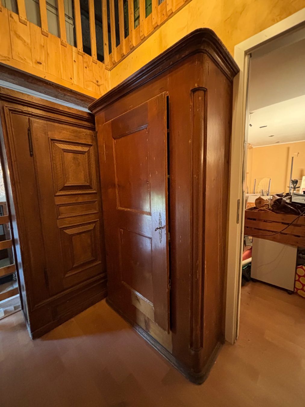 Armadi: Armoire vintage en bois massif – Usato da Wavre venduto da margot0210