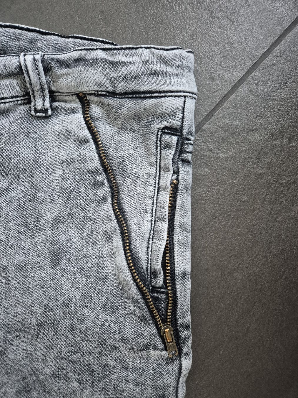 Zara Pantaloni: Jungsshorts grau von Zara Gr 164 – Usato da Unterägeri venduto da Idecurtins 1