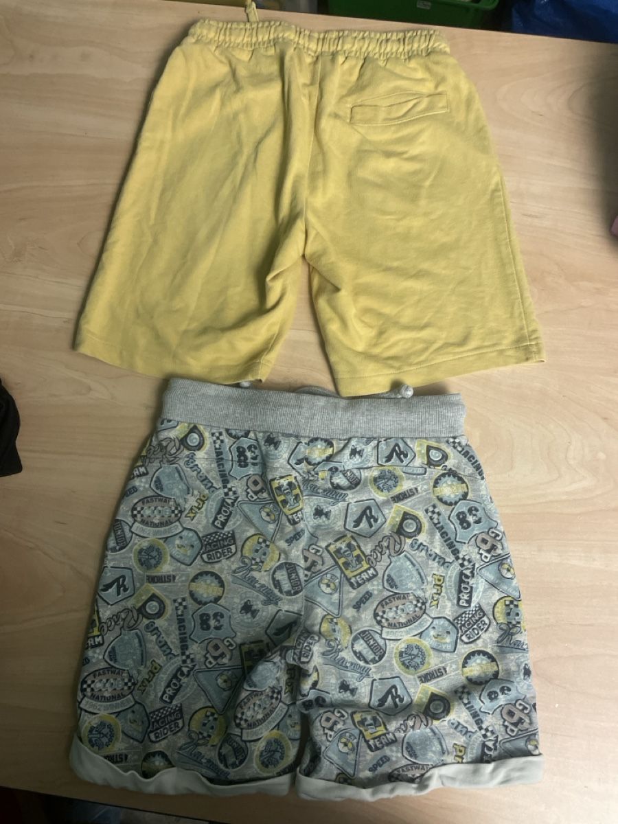 Pantaloni: 2 Shorts Gr. 128 gelb und gemustert – Usato da Obergerlafingen venduto da cabo4 1