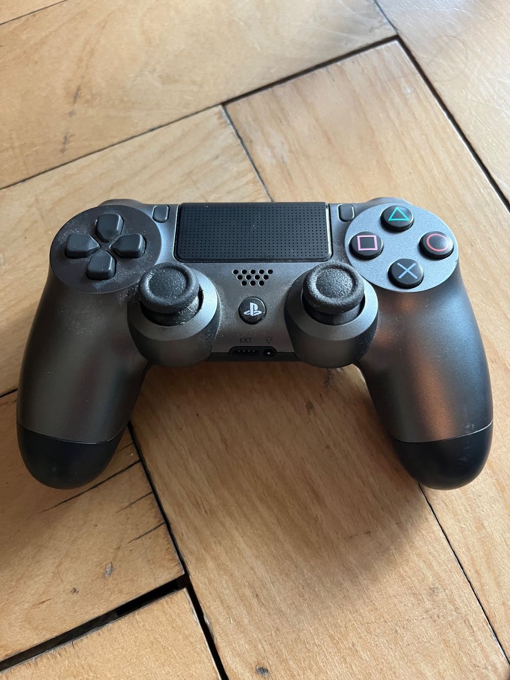 Sony Consoles: PS 4 + 2 Controller + 6 Spiele – D'occasion à Zürich par and_gw9n 2