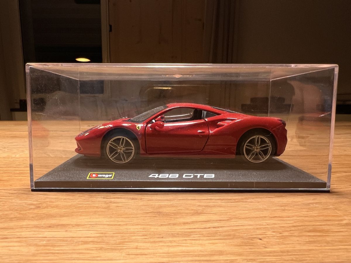 Ferrari Modellini d'auto: Burago Ferrari 488 GTB 1:32 – Usato da Hagneck venduto da Stejobe