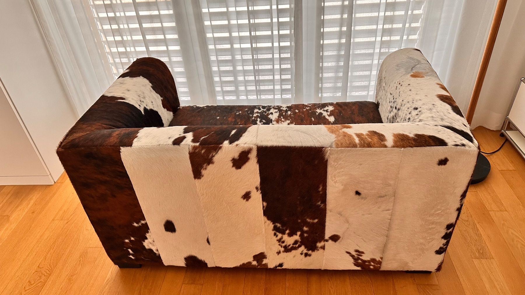 Pfister Sofas: Kuhfell-Sofa (2-plätzig) – Gebraucht aus Oftringen von patrick.kurt 1