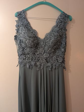 Abend-/Trauzeuginnenkleid mit Spitze