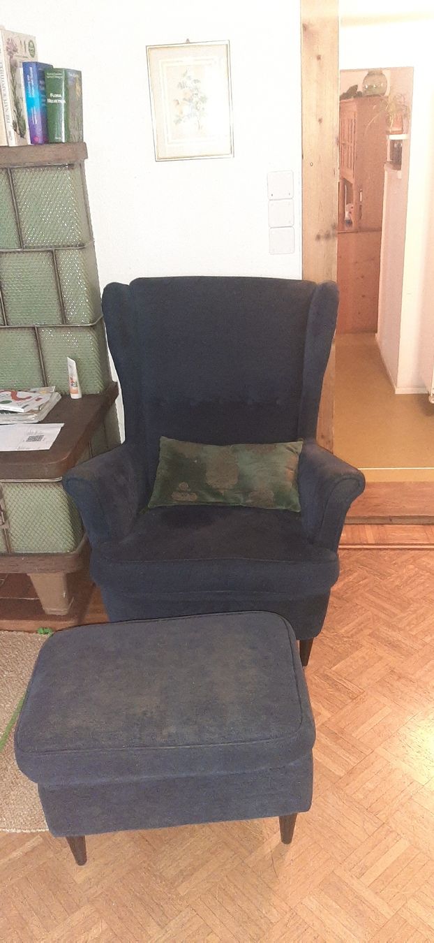 Ikea Poltrone: Gemütlicher Sessel mit Hocker, dunkelblau – Usato da Uster venduto da carmengadient