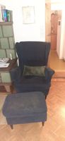 Gemütlicher Sessel mit Hocker, dunkelblau