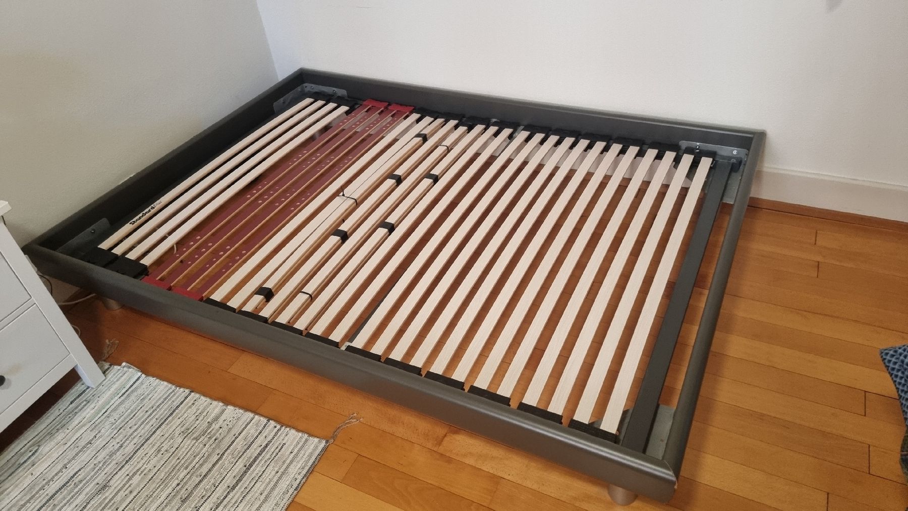 Betten: Bettgestell mit Lattenrost StandardPlus 140x200cm – Gebraucht aus Zürich von xXLenarduzziXx