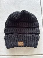 Schwarze Wintermuetze mit Oeffnung fuer Pferdeschwanz