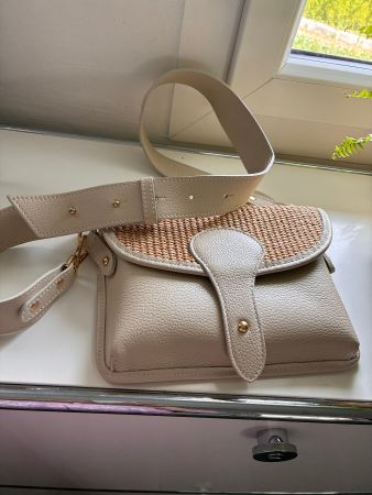 Lederhandtasche mit tollen Details, beige NEU