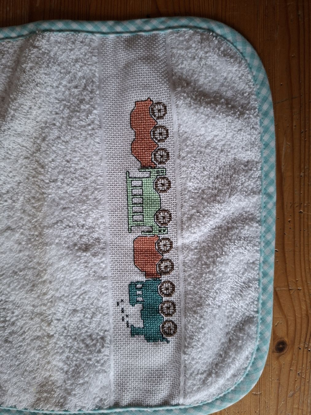 Repas pour bébés: bavette brodée – Neuf avec emballage d'origine à Cournillens par masoeur 1
