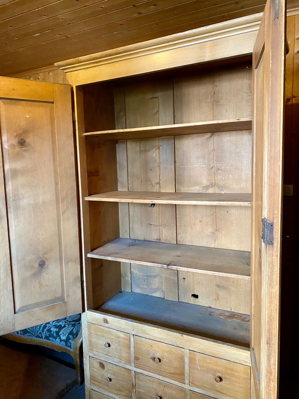 Armadi: Wunderschöner massiver Schrank mit Bauernmalerei – Usato da Frauenkappelen venduto da leola1973 2