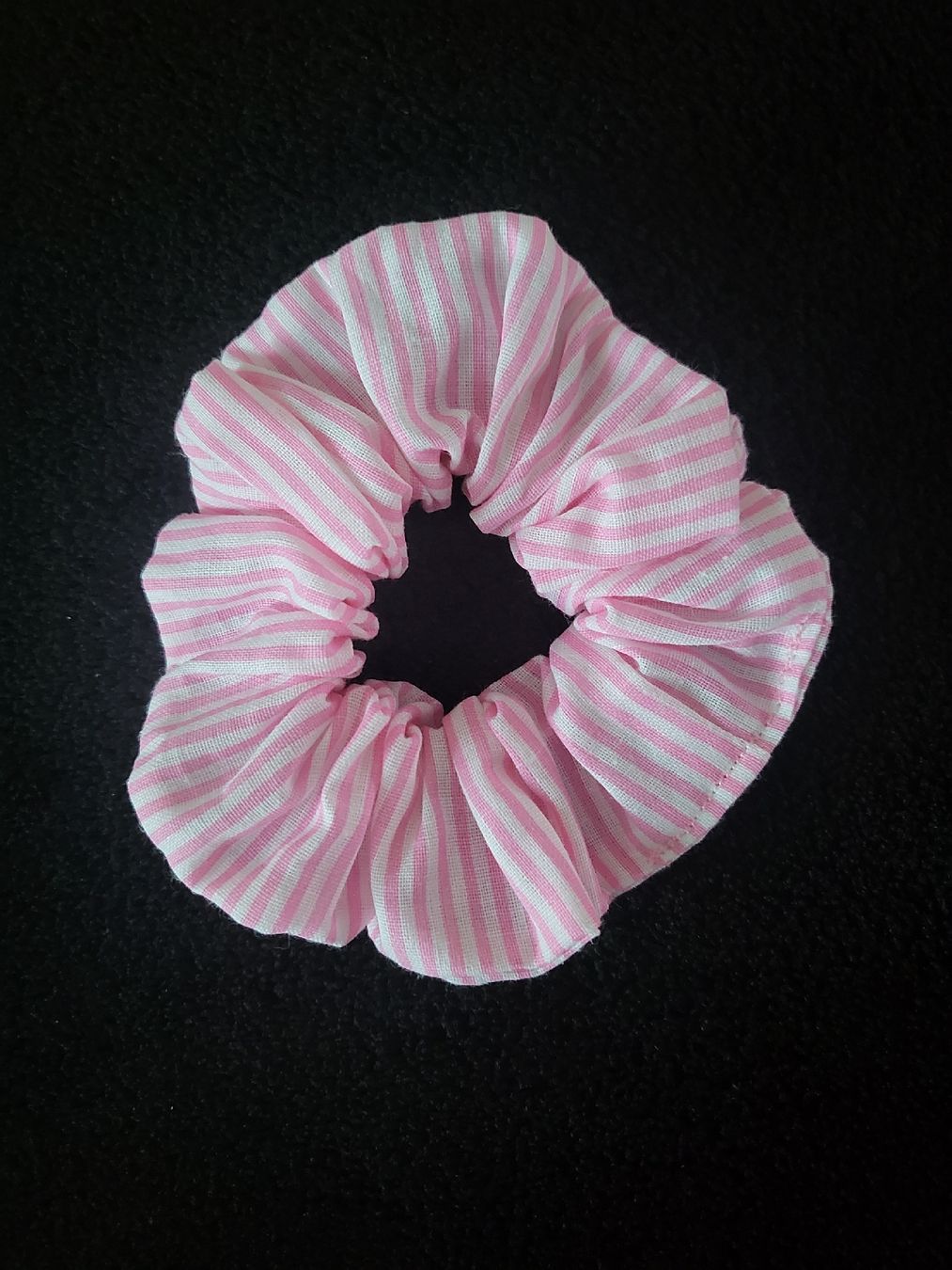 Accessori per capelli: Scrunchie / Rosa-Weiss / gestreift  – Nuovo e nell'imballaggio originale da Lömmenschwil venduto da S4BR1N4