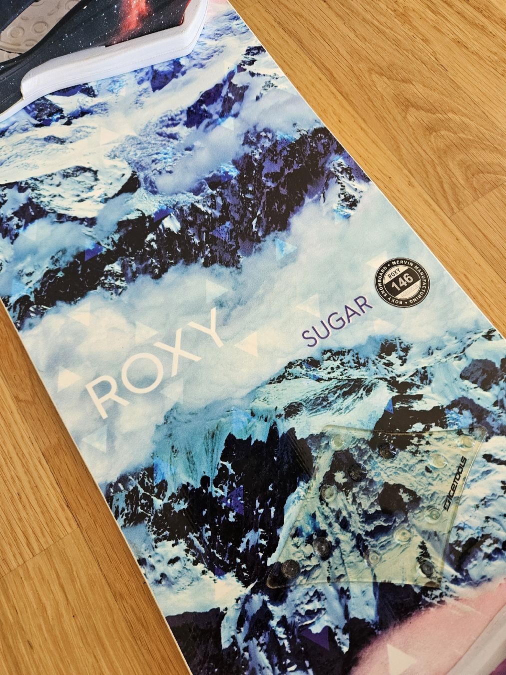 Roxy Board: Snowboard ROXY Sugar 146cm + Fixations UNION Milan – Nuovo (secondo la descrizione) da Morges venduto da Mlle_Croft_91