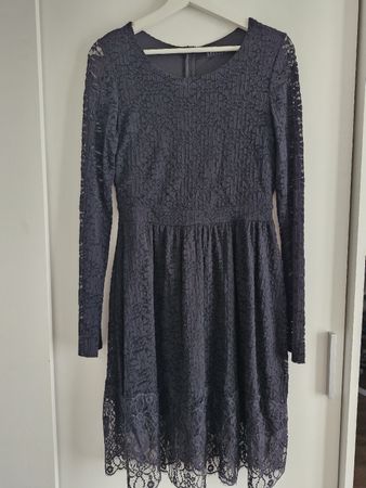 Schwarzes Spitzenkleid