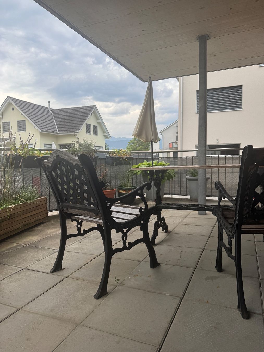 Set di tavolo e panche: Altes Gusseisen Terrassenmöbelset – Usato da Oberriet SG venduto da valentinmattle 4