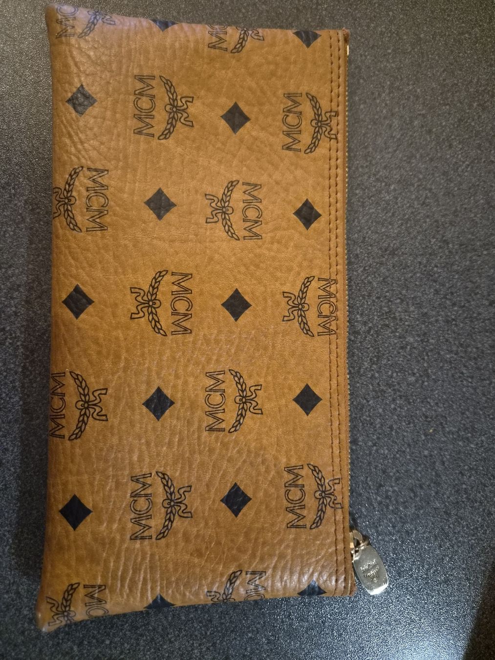 Mcm Sacs femmes: Pochette MCM marron avec logo, etat correct usage – D'occasion à Veyrier par sfr_hr8d 1