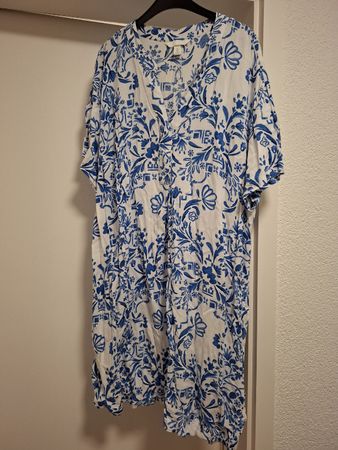 Leichtes Sommerkleid mit blauem Blumenmuster, Grösse L