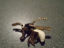 Brosche Fliege goldfarbig, schwarz/weiss