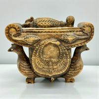 Balance antique dans son écrin bois sculpté motif zoomorphe