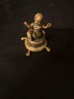 Bronze Figur Baby auf Topf Dose antik gebraucht Zustand