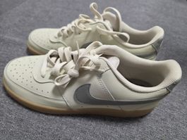 Nike Court Vision Low Premium Sneaker - Beige/Gum - Gr. 43 -