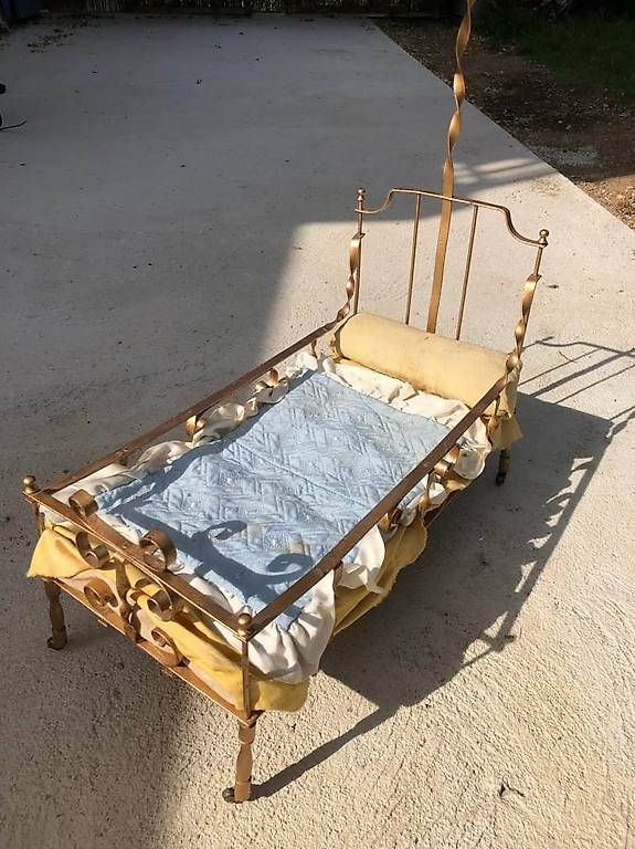 Carrozzine per bambole: Lit ancien en métal de poupée – Usato da Blonay venduto da Jmt02 2