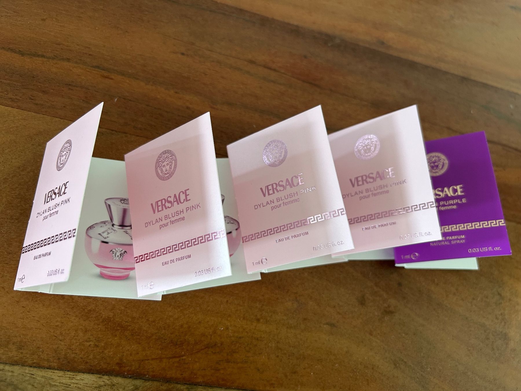 Versace Profumi & Eau de Toilette: Versace Dylan Pink und Purple Proben Set – Nuovo e nell'imballaggio originale da Meierskappel venduto da san_9nvk 1