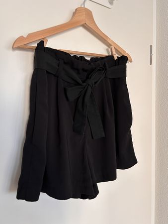 Elegante schwarze Shorts mit Gürtel Gr. 38